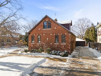702 Howard St, Wheaton, IL 60187