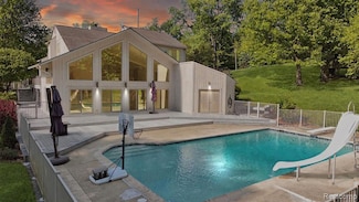 197 Skyline Dr, Milford, MI 48380