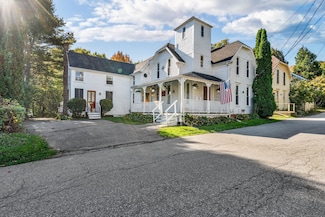 13 Wood St, Camden, ME 04843