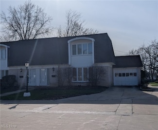 2612 S Green Rd, Beachwood, OH 44122