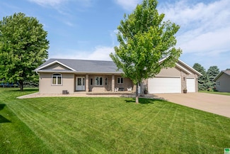 137 9th Street Cir NE, Sioux Center, IA 51250
