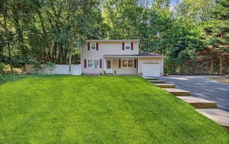 1152 N Country Rd, Stony Brook, NY 11790