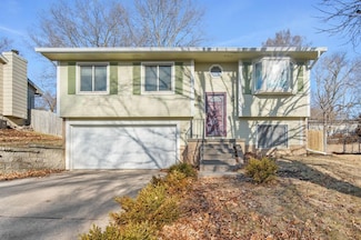 714 Hickory Hill Ln, Des Moines, IA 50317