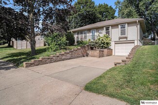 8218 Wildewood Dr, Omaha, NE 68127