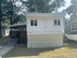 832 Manor Ln, Traverse City, MI 49686