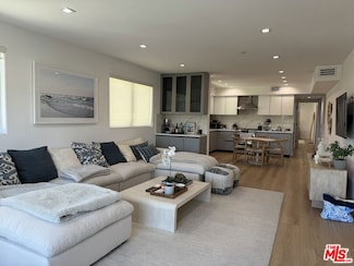 9842 Vidor Dr Unit 402, Los Angeles, CA 90035