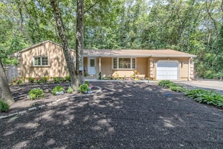 263 N Country Rd, Smithtown, NY 11787
