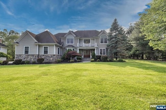 2 Woodcrest Ct, Mahwah, NJ 07430