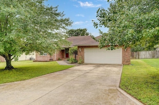 431 S Yellowwood Dr, Springfield, MO 65809