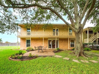 89 Bayou Ln, Kemah, TX 77565