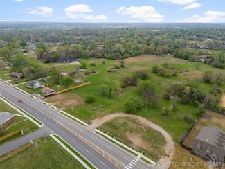 2301 W Broadway St, Collinsville, OK 74021