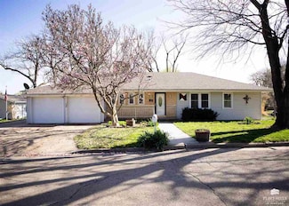 225 W 9th St, Chapman, KS 67431