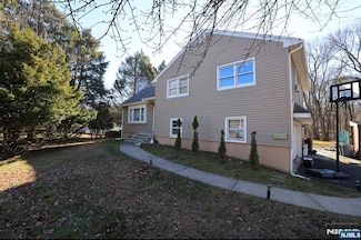 484 Caldwell Dr, Wyckoff, NJ 07481