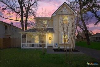 711 E 12th St, Cameron, TX 76520