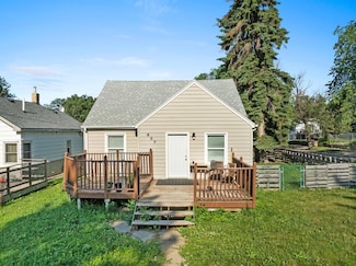 637 11th St NE, Minot, ND 58703