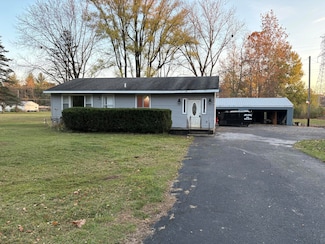 460 Indian Lakes Rd NW, Sparta, MI 49345