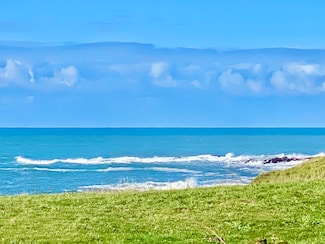 806 Lower Pacific Dr, Shelter Cove, CA 95589