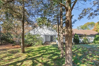 4 Evelyn Ct, Westhampton Beach, NY 11978