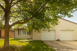 1521 Pebblewood Dr, Sycamore, IL 60178