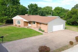 16 Cedar Dr, Newton, KS 67114