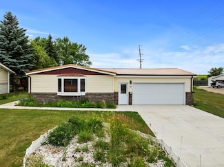 329 1st St NW, Stanley, ND 58784