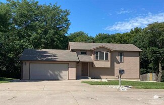 837 Davis Dr, Manhattan, KS 66502