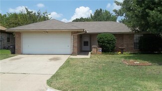 2708 Meadow Ridge Dr, Fort Worth, TX 76133
