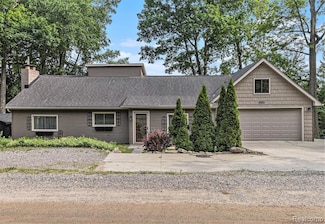 1030 Forest Lake Blvd, Lake Orion, MI 48362
