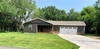 2017 E 14th St, Pittsburg, KS 66762
