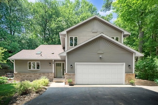15 Magnolia Ln N, Plymouth, MN 55441