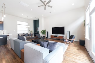 1048 W 15th 1/2 St, Houston, TX 77008