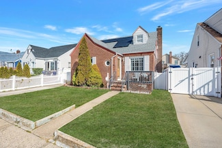 978 Fenworth Blvd, Franklin Square, NY 11010