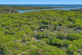 11 Oakwood Ct, Wainscott, NY 11975