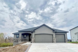 2704 NE Amanda Ln, Blue Springs, MO 64029
