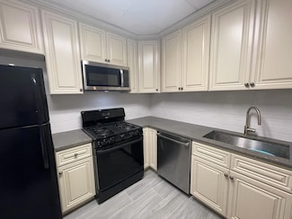 266 Jericho Turnpike Unit 2R, Mineola, NY 11501