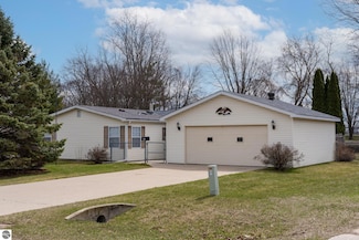 5280 Morgan Ln, Mount Pleasant, MI 48858