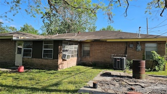 872 Lovers Ln, Houston, TX 77091