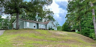 426 Walker Rd, Ozark, AL 36360