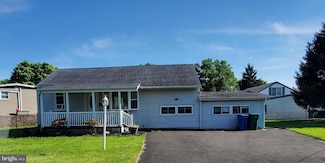 102 Green Lynne Dr, Levittown, PA 19057