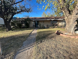 411 E Grand Ave, Comanche, TX 76442