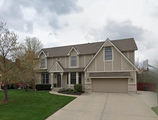 707 Cottonwood Dr, Lansing, KS 66043