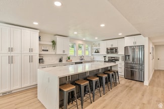 198 Oakwood Dr, Layton, UT 84040