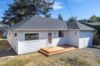 135 Laurel St, Lincoln Beach, OR 97388