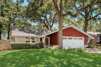 2118 Woodoak Dr, Irving, TX 75060