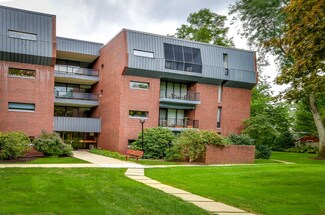 85 Grove St Unit 107, Wellesley, MA 02482
