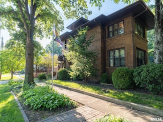 57 Selden St, Galesburg, IL 61401