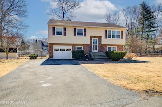 32 Myers Ct, Albany, NY 12205