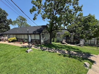 128 2nd St, Hollister, MO 65672