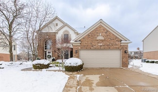 3521 E Pond Ln, Lake Orion, MI 48359