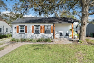 729 Kyle St, Angleton, TX 77515